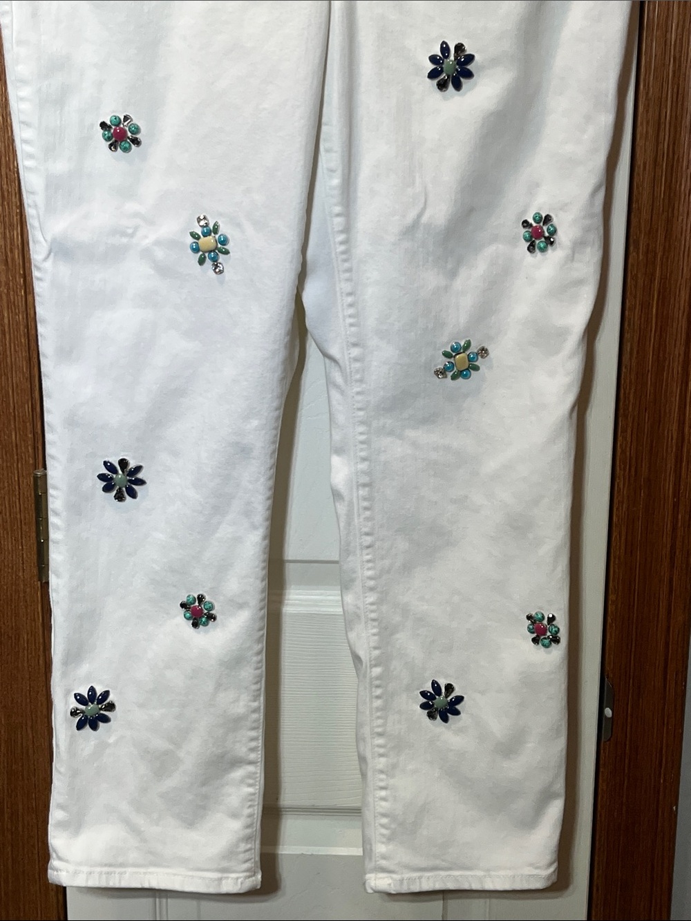 Chico’s White Floral Jeweled Front Cropped Girlfriend Jeans Size 1 (Women’s 8) - Picture 4 of 16